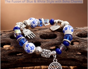 Pulsera de porcelana azul y blanca con detalles de estilo bohemio.