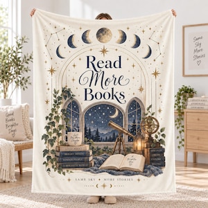Puede incluir: Una manta color crema con un arco de fases lunares, una ventana con cielo estrellado y el texto Read More Books. Incluye ilustraciones de libros apilados, un telescopio, una linterna, un globo terráqueo y hiedra con el texto Same Sky More Stories.