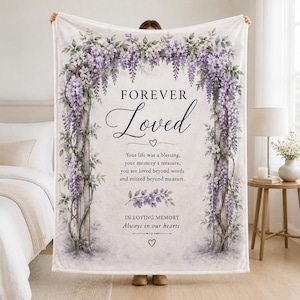 Könnte beinhalten: Eine weiße Fleecedecke mit einer Aquarellillustration eines Glyzinienbogens. Der Text lautet: FOREVER Loved, Your life was a blessing, your memory a treasure, you are loved beyond words and missed beyond measure. IN LOVING MEMORY Always in our hearts.