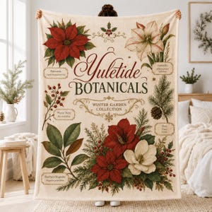 Könnte beinhalten: Eine cremefarbene Wohndecke mit botanischen Illustrationen von Weihnachtssternen, Amaryllis, Winterbeeren, Kiefer und Magnolie. Der Text lautet Yuletide BOTANICALS WINTER GARDEN COLLECTION mit den wissenschaftlichen Namen der Pflanzenarten.