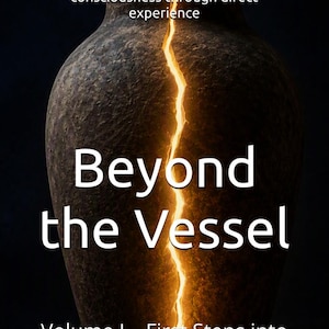 Könnte beinhalten: Ein dunkles, texturiertes Keramikgefäß mit einem vertikalen Riss, aus dem ein helles goldenes Licht strahlt. Der Text lautet: An autentic journal for exploring consciousness through direct experience, Beyond the Vessel, Volume I - First Steps into the Unknown.