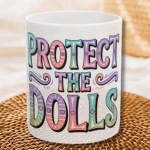 Taza de cerámica Protect The Dolls, taza del orgullo trans queer LGBTQIA, taza de café por la igualdad, regalo de vajilla colorida y afirmativa, inclusiva para personas no binarias.