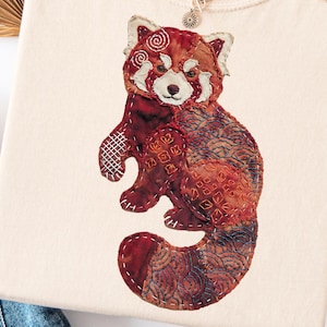 Panda roux confort couleurs Tshirt faux patchwork appliques rustique japonais Wabi Sabi Sashiko panda roux cadeau Boro Art Tee Boho haut pour amoureux des animaux