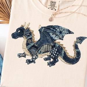 Camiseta Dragon Comfort Colors con apliques de patchwork falso, estilo japonés rústico Wabi Sabi Indigo Shibori Zen, regalo mítico, arte folclórico bohemio, top gráfico