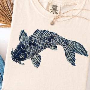 Blauwe koi vissen comfort kleuren tshirt faux patchwork stoffen Japanse rustiek Wabi Sabi Zen Garden nautische kunst cadeau indigo esthetische Tee top