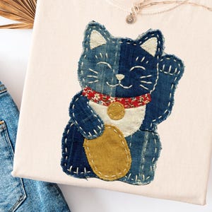 Camiseta Maneki Neko Gato de la Suerte Comfort Colors Patchwork falso aplique Japonés Rústico Wabi Sabi Sashiko Regalo de buena suerte Boho Zen Arte popular Top