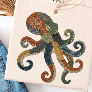 Camiseta de pulpo colorido con colores cómodos, parches de imitación, apliques, estilo japonés rústico, wabi sabi, náutico, vida marina, playero, bohemio, regalo