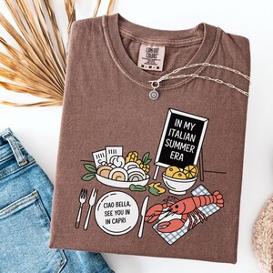 T-shirt In My Italian Summer Era, T-shirt de vacances Capri mignon, T-shirt aux couleurs confortables, Doodle graphique menu Italie, Design Ciao Bella