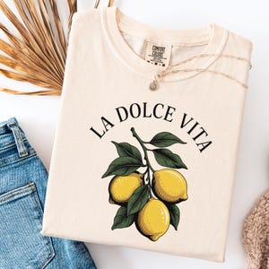 La Dolce Vita Lemon Trendy Tee, Comfort Colors T-shirt, Italian Summer Shirt, Vintage Italy Vacation Vibes, Cute Fruit Travel Gift Tee