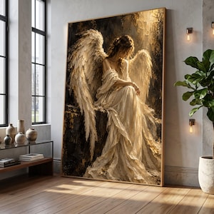 Peut inclure: Une grande œuvre d'art murale encadrée de forme rectangulaire représentant une peinture à l'huile texturée d'une silhouette assise avec de grandes ailes détaillées. La silhouette porte un vêtement drapé fluide dans des tons crème et or.