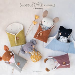 Puede incluir: Patrón digital titulado Swaddle Little Animals in Blankets que muestra seis juguetes de peluche envueltos en mantas de tela. Cada manta está asegurada con un botón de madera y presenta varios colores, incluyendo oliva, óxido, azul, gris y malva.