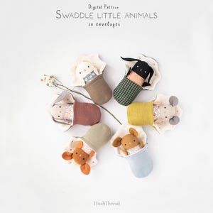 Pode incluir: Um padrão digital intitulado Swaddle Little Animals in envelopes da HushThread apresentando seis pequenos brinquedos de pelúcia em forma de animais embrulhados em envelopes de tecido. Os animais incluem um coelho branco, um coelho preto, um rato e um urso.