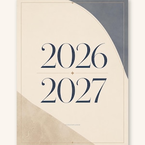 Könnte beinhalten: Ein rechteckiger Planer-Einband mit cremefarbenem Hintergrund, einer dunkelblauen Bogen-Grafik oben rechts und einem texturierten beigen Dreieck unten links. Der Text 2026 und 2027 ist dunkelblau zentriert, darunter steht das Wort STUDIENPLANER.