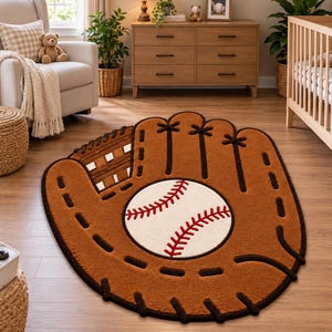 Peut inclure: Un tapis en forme de gant de baseball marron avec un motif central de balle de baseball blanche aux coutures rouges. Le tapis présente des détails de surpiqûres marron foncé sur les bords et une surface texturée imitant un gant en cuir.