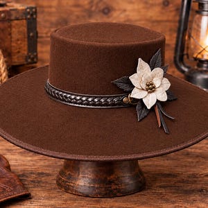 Den rustika sovereignen | Brun ullfiltfedora, westernhatt med bred brätte, vintagehatt med läderband och blomdetaljer