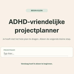 Op de afbeelding: Een digitale projectplanner-interface met een crèmekleurige achtergrond. De tekst luidt BEGIN KLEIN, ADHD-vriendelijke projectplanner, Je hoeft niet het hele plan te dragen. Alleen de volgende kleine stap., PROJECTNAAM, Typ hier..., Vandaag hoef ik alleen te beginnen.