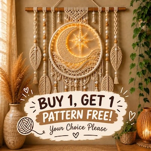 Pode incluir: Uma tapeçaria de macramé com um aro central apresentando um design de lua crescente e estrela iluminado por luzes quentes. A peça inclui contas de madeira, franjas em forma de folha e o texto: BUY 1, GET 1 PATTERN FREE! Your Choice Please.