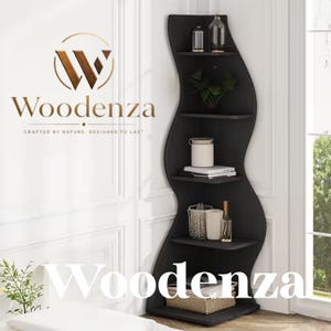 Puede incluir: Una estantería de esquina negra con un perfil lateral ondulado y sinuoso que cuenta con cinco estantes escalonados. La unidad muestra varios objetos decorativos, incluyendo una pequeña planta, un bote blanco, libros, una cesta de alambre y una botella de cristal.