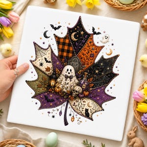 Könnte beinhalten: Eine quadratische weiße Leinwand mit einer großen Ahornblatt-Illustration, gefüllt mit Halloween-Motiven wie einem Geist, einem Grabstein mit der Aufschrift RIP, einem Totenkopf, einer Laterne, einem Zaubertrankfläschchen, Spinnen, Fledermäusen und einer schwarzen Katze.