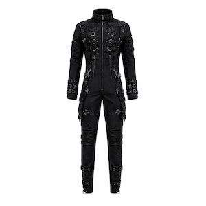 Op de afbeelding: Een zwarte jumpsuit met lange mouwen, een hoge kraag, een centrale ritssluiting aan de voorzijde en meerdere decoratieve banden met metalen gespen. Het kledingstuk heeft textuurpanelen op de schouders en knieën, evenals diverse zakken.