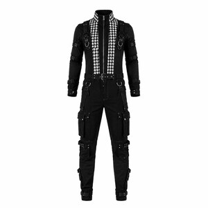 Op de afbeelding: Een zwarte jumpsuit met een centraal verticaal paneel in een wit en zwart pied-de-poulepatroon, een ritssluiting aan de voorzijde, een riem met gesp, meerdere cargozakken op de benen en decoratieve banden met metalen gespen en D-ringen op de mouwen.