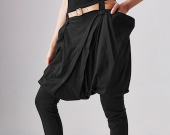 Puede incluir: Pantalón negro con un diseño fruncido y abombado en la cintura, usado con una blusa negra y un cinturón marrón.