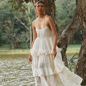 NEUNO.325 Damen-Maxikleid mit Spaghettiträgern und gestuften Rüschen, fließendes langes Sommer-Strandkleid, Boho-Chic-Maxikleid aus Baumwolle in Creme Bild 1