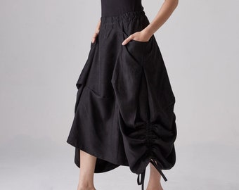 N. 299 Gonna asimmetrica da donna con cuciture a vista e coulisse, modello midi a trapezio, colore nero.
