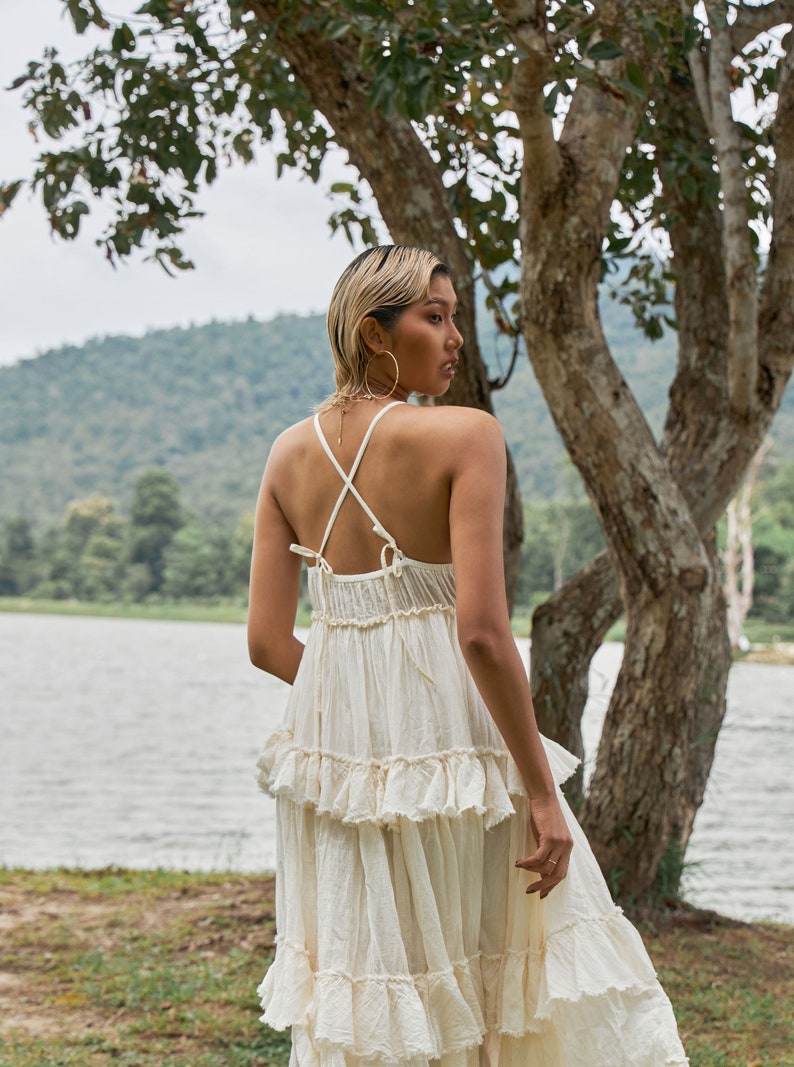 NEUNO.325 Damen-Maxikleid mit Spaghettiträgern und gestuften Rüschen, fließendes langes Sommer-Strandkleid, Boho-Chic-Maxikleid aus Baumwolle in Creme Bild 10