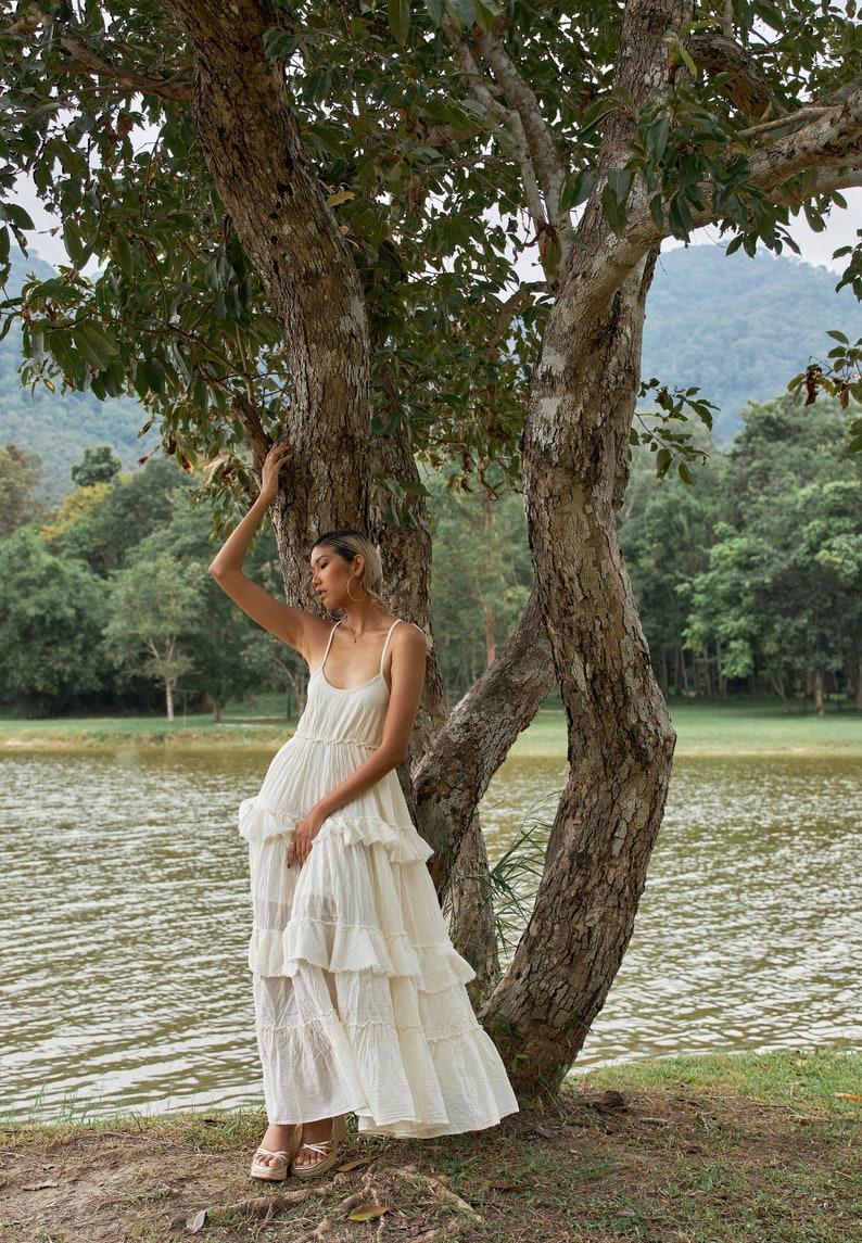 NEUNO.325 Damen-Maxikleid mit Spaghettiträgern und gestuften Rüschen, fließendes langes Sommer-Strandkleid, Boho-Chic-Maxikleid aus Baumwolle in Creme Bild 5