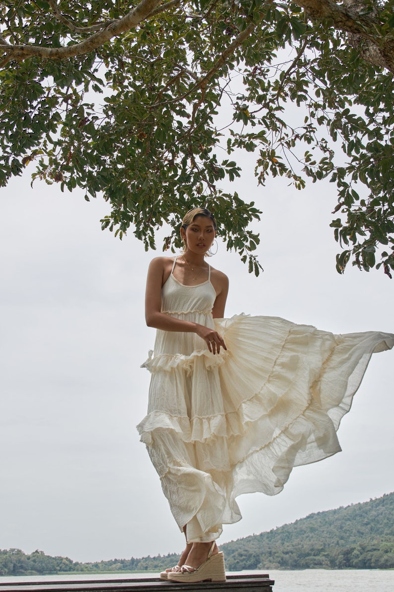 NEUNO.325 Damen-Maxikleid mit Spaghettiträgern und gestuften Rüschen, fließendes langes Sommer-Strandkleid, Boho-Chic-Maxikleid aus Baumwolle in Creme Bild 6