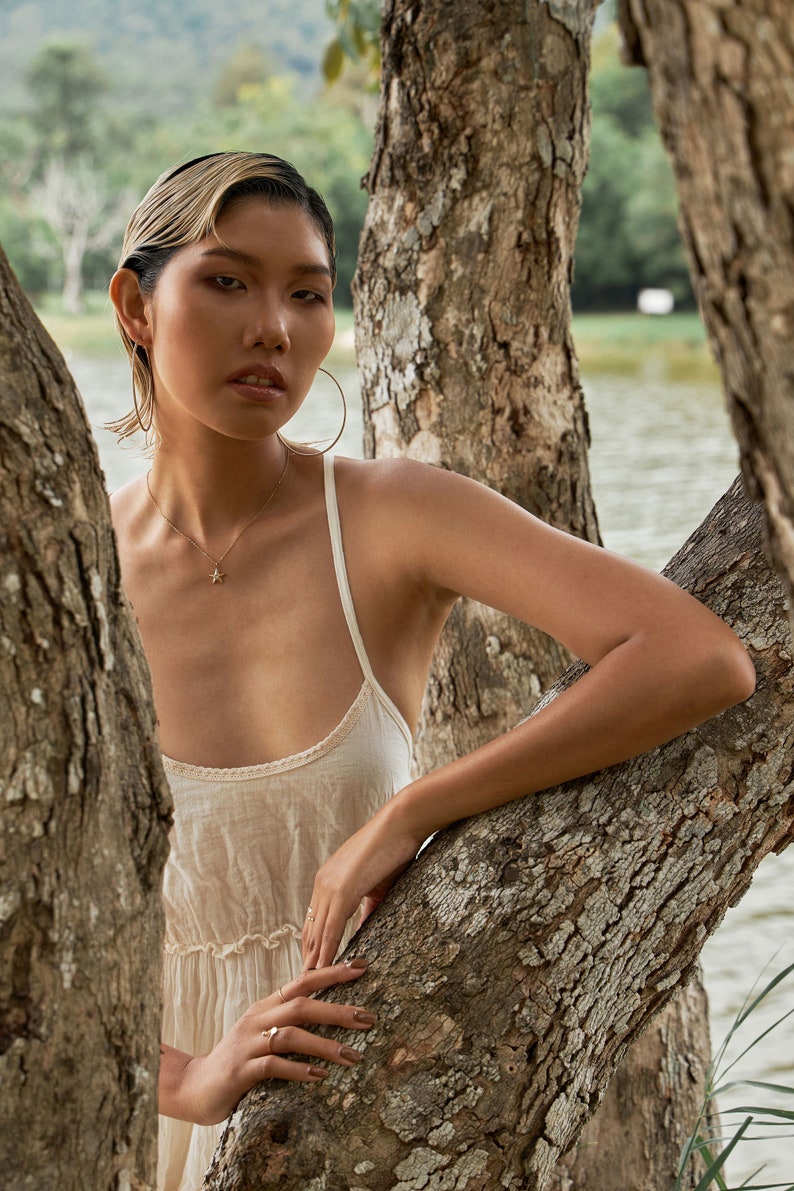 NEUNO.325 Damen-Maxikleid mit Spaghettiträgern und gestuften Rüschen, fließendes langes Sommer-Strandkleid, Boho-Chic-Maxikleid aus Baumwolle in Creme Bild 2