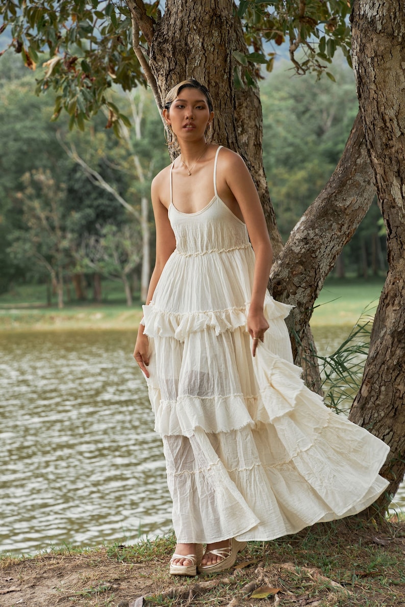 NEUNO.325 Damen-Maxikleid mit Spaghettiträgern und gestuften Rüschen, fließendes langes Sommer-Strandkleid, Boho-Chic-Maxikleid aus Baumwolle in Creme Bild 1