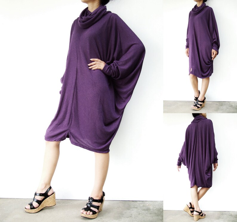 Puede incluir: Un vestido largo de t&uacute;nica de color morado con cuello de tortuga y mangas largas. El vestido est&aacute; hecho de una tela suave y el&aacute;stica y tiene un corte holgado. La modelo lleva el vestido con sandalias negras.