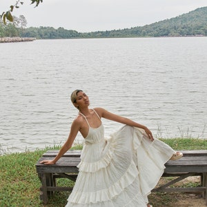 NEUNO.325 Damen-Maxikleid mit Spaghettiträgern und gestuften Rüschen, fließendes langes Sommer-Strandkleid, Boho-Chic-Maxikleid aus Baumwolle in Creme Bild 4