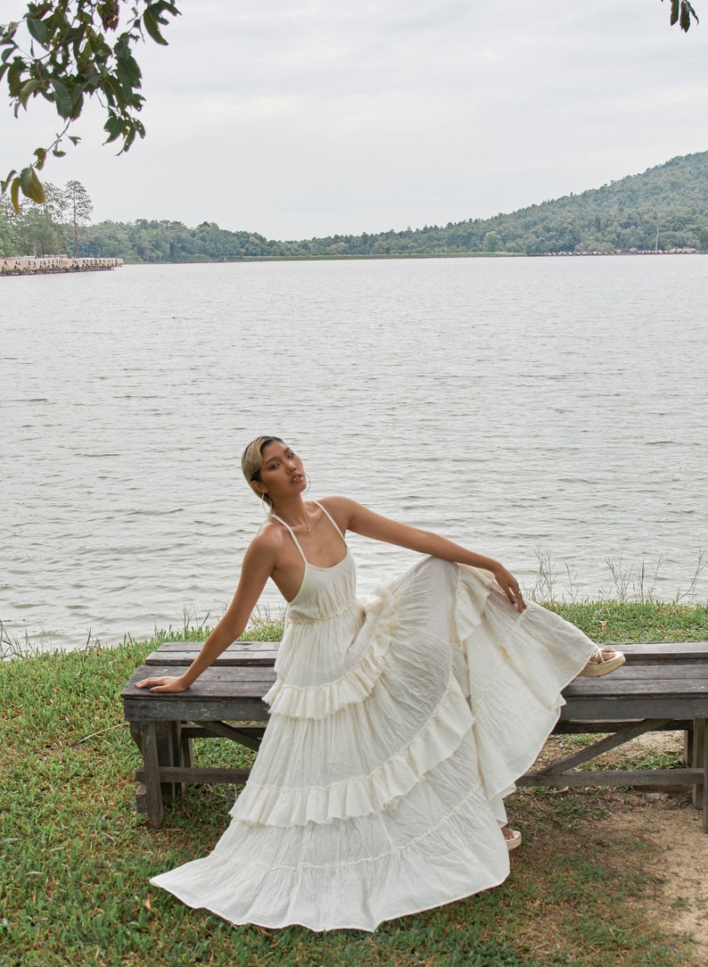 NEUNO.325 Damen-Maxikleid mit Spaghettiträgern und gestuften Rüschen, fließendes langes Sommer-Strandkleid, Boho-Chic-Maxikleid aus Baumwolle in Creme Bild 4