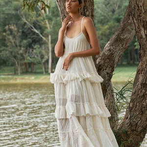 NEUNO.325 Damen-Maxikleid mit Spaghettiträgern und gestuften Rüschen, fließendes langes Sommer-Strandkleid, Boho-Chic-Maxikleid aus Baumwolle in Creme Bild 7