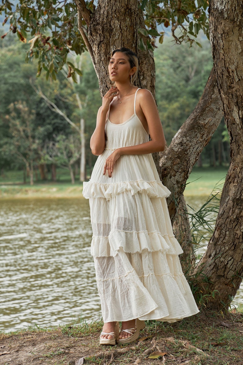 NEUNO.325 Damen-Maxikleid mit Spaghettiträgern und gestuften Rüschen, fließendes langes Sommer-Strandkleid, Boho-Chic-Maxikleid aus Baumwolle in Creme Bild 7