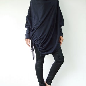 Maglione da donna con scollo a cappuccio, maniche lunghe e orlo asimmetrico, modello pipistrello, modello NO.59, abbigliamento minimalista, pullover alla moda in blu