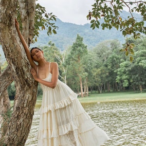 NEUNO.325 Damen-Maxikleid mit Spaghettiträgern und gestuften Rüschen, fließendes langes Sommer-Strandkleid, Boho-Chic-Maxikleid aus Baumwolle in Creme Bild 3