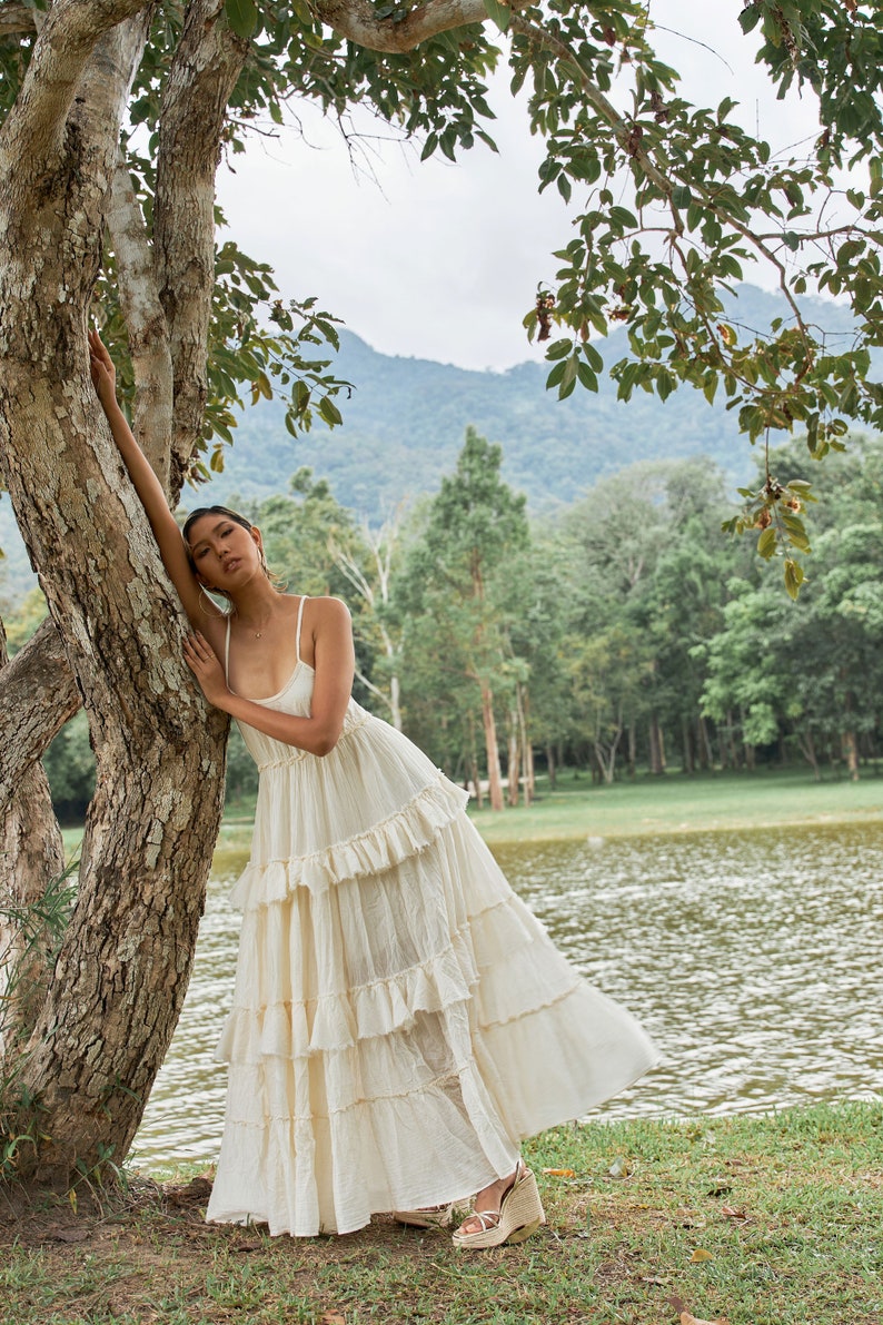 NEUNO.325 Damen-Maxikleid mit Spaghettiträgern und gestuften Rüschen, fließendes langes Sommer-Strandkleid, Boho-Chic-Maxikleid aus Baumwolle in Creme Bild 3