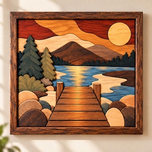 Könnte beinhalten: Ein quadratisches Wandbild aus Holz mit einer geschichteten Landschaftsszene. Das Bild zeigt einen Holzsteg, der in einen blauen See führt, umgeben von dunkelgrünen Tannen, abgerundeten braunen Steinen und Bergen unter einem Sonnenuntergangshimmel.