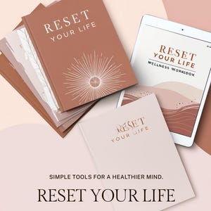 Könnte beinhalten: Eine Sammlung von Wellness-Arbeitsbüchern mit dem Titel Reset Your Life in Terrakotta- und Cremetönen. Die Einbände zeigen Sonnenstrahlen-Linienkunst und abstrakte Landschaftsgrafiken. Ein Tablet zeigt denselben Titel und das Branding.