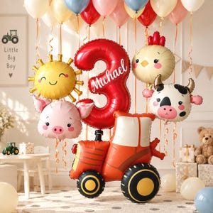 Puede incluir: Un conjunto de globos de aluminio que incluye un gran número 3 rojo con el nombre Michael impreso en blanco, un tractor rojo, un sol amarillo, un cerdo rosa, una vaca blanca y un pollo color crema, rodeados de globos redondos.