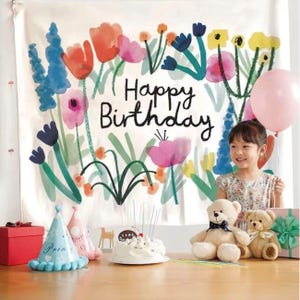 Può includere: Uno sfondo in tessuto bianco con una stampa floreale colorata ad acquerello e il testo nero Happy Birthday. La scena include una torta glassata bianca, due cappellini da festa, due orsacchiotti, un palloncino rosa e una scatola regalo rossa.