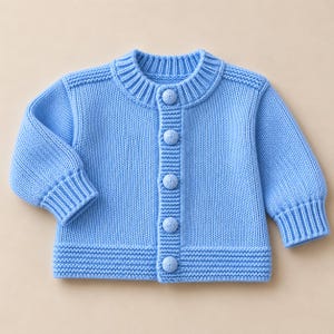 Könnte beinhalten: Eine hellblaue, langärmelige Strickjacke mit Rundhalsausschnitt, gerippten Bündchen und einem gerippten Saum. Der Verschluss auf der Vorderseite besteht aus fünf runden, strukturierten Knöpfen in der gleichen Farbe wie das Strickgewebe.