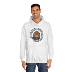 Könnte beinhalten: Ein weißer Kapuzenpullover mit einer kreisförmigen Grafik auf der Brust. Das Design zeigt ein braunes Schnabeltier mit Brille und dunklem Kapuzenpullover, umgeben von dem Text: FULLSTACK DEVELOPERS ARE LIKE PLATYPUSES. THEY DO EVERYTHING, AND NO ONE KNOWS HOW.