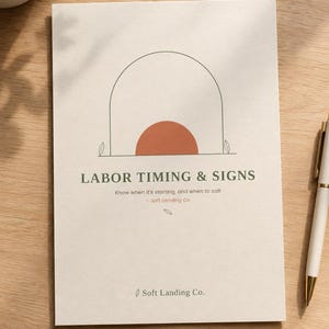 Könnte beinhalten: Eine rechteckige Papierkarte mit cremefarbenem Hintergrund, einem dünnen schwarzen Bogenumriss und einem ausgefüllten terrakottafarbenen Halbkreis. Der Text lautet LABOR TIMING & SIGNS, Know when it's starting, and when to call, und Soft Landing Co.
