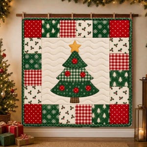 Puede incluir: Un edredón de pared cuadrado que presenta un panel central de color crema con un patrón acolchado ondulado y una gran aplicación de árbol de Navidad verde rematada con una estrella amarilla y decorada con adornos circulares rojos, enmarcado por bordes de patchwork.
