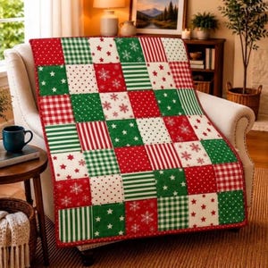 Puede incluir: Una colcha de patchwork con una cuadrícula de cuadrados alternos en rojo, verde y blanco. Los patrones de tela incluyen rayas, cuadros vichy, lunares, estrellas y copos de nieve, creando un diseño textil festivo de temática navideña.